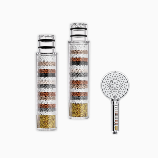 Zwei Aia Pure Ersatzfilter neben dem Duschkopf in Chrom